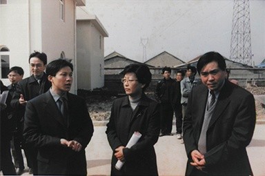 2001年2月20日，時任國家環保局副局長汪紀戎一行視察公司
