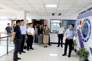 2020年7月29日，時任浙江省政協常委、社法委副主任、省總工會副主席、一級巡視員董建偉蒞臨景興紙業調研新時代工匠培育工作